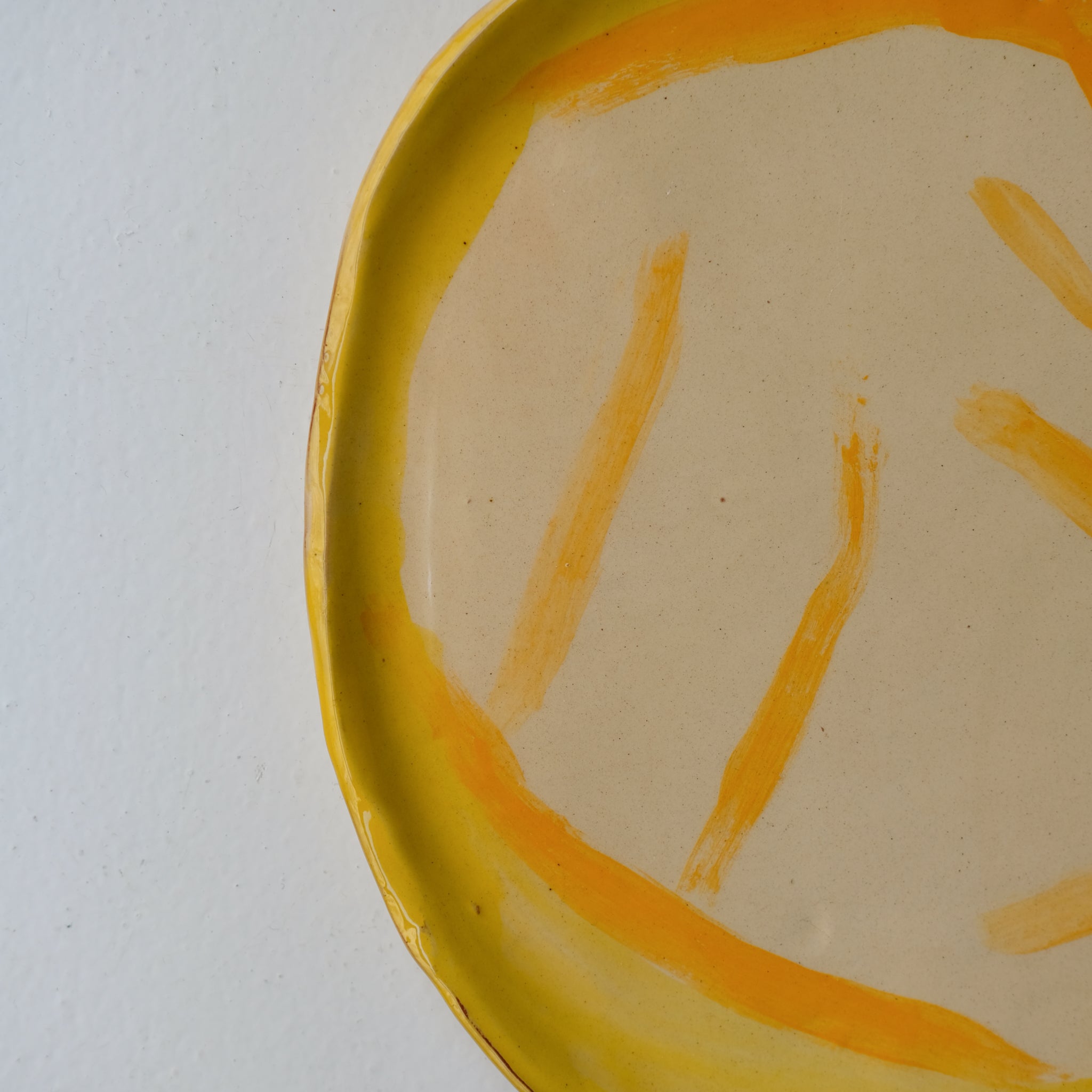 Assiette SP26HB30 en faïence rouge D 25cm - Multicolore d'Héloise Bariol chez Brutal Ceramics