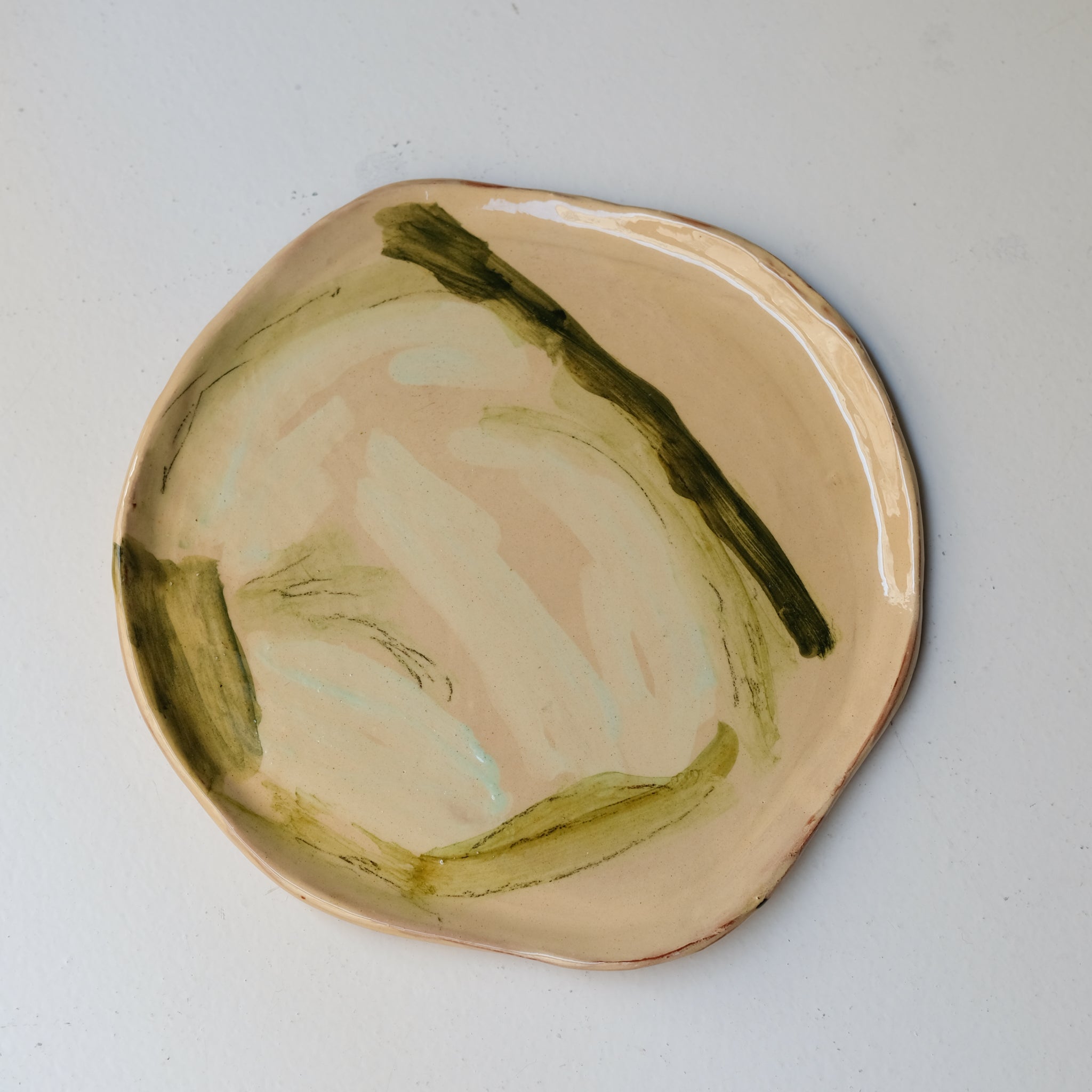 Assiette SP26HB33 en faïence rouge D 25cm - Multicolore d'Héloise Bariol chez Brutal Ceramics