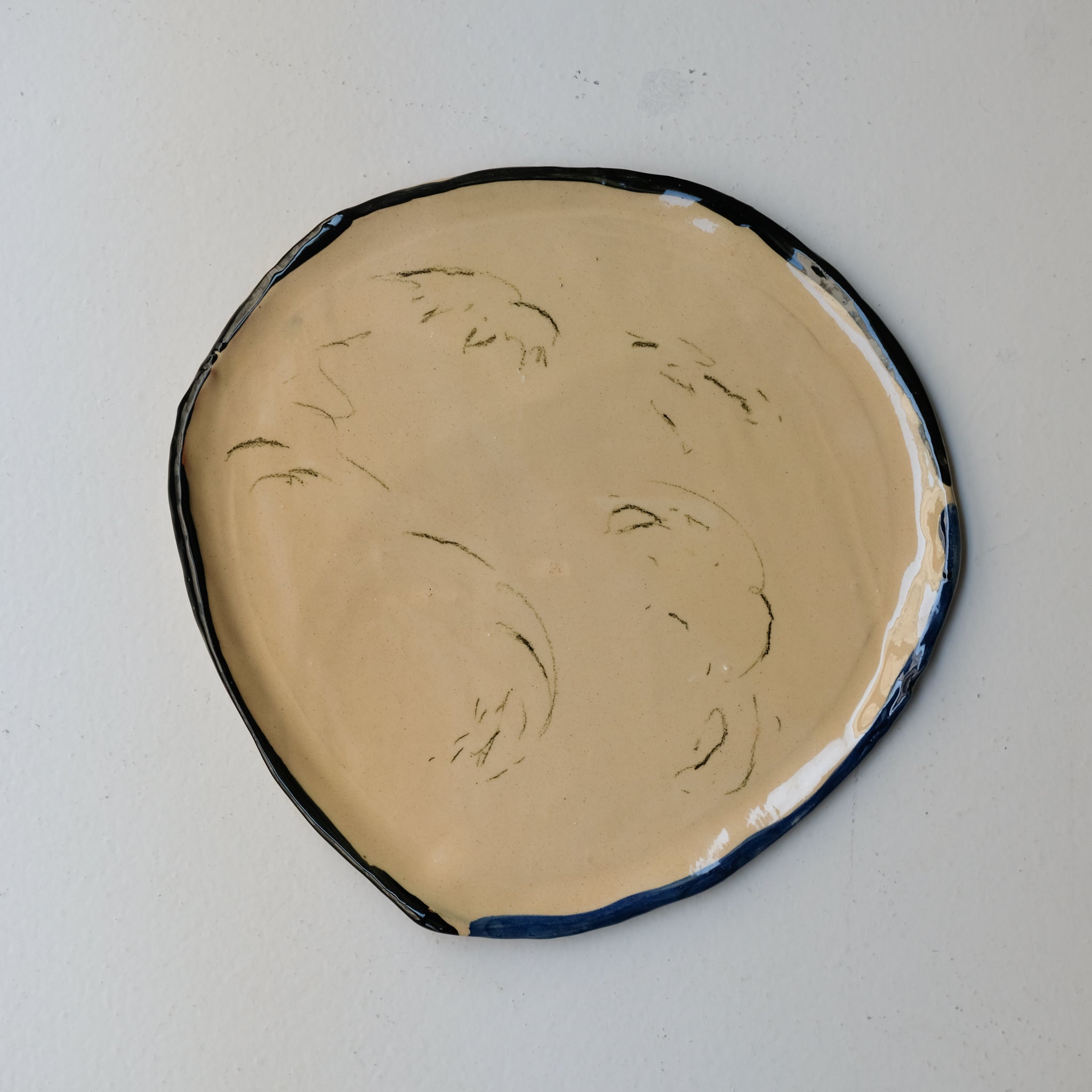 Assiette SP26HB34 en faïence rouge D 25cm - Multicolore d'Héloise Bariol chez Brutal Ceramics