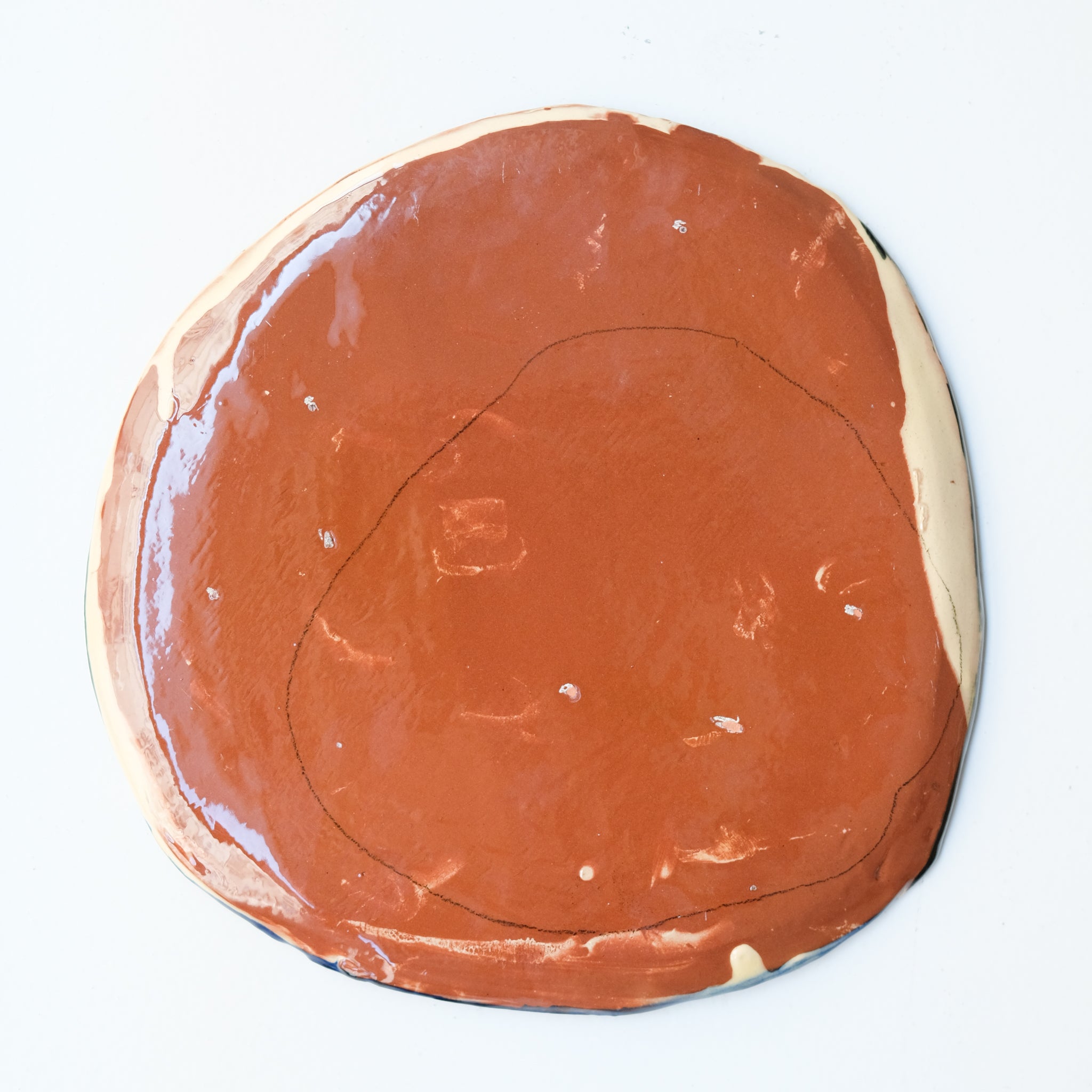 Assiette SP26HB34 en faïence rouge D 25cm - Multicolore d'Héloise Bariol chez Brutal Ceramics