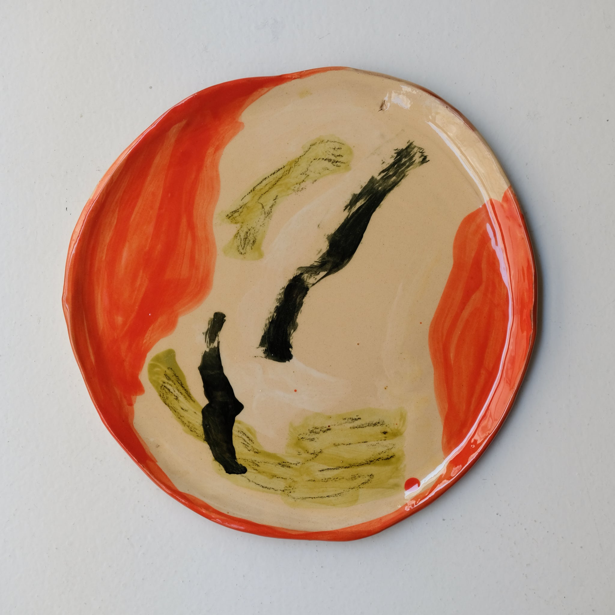 Assiette SP26HB35 en faïence rouge D 25cm - Multicolore d'Héloise Bariol chez Brutal Ceramics