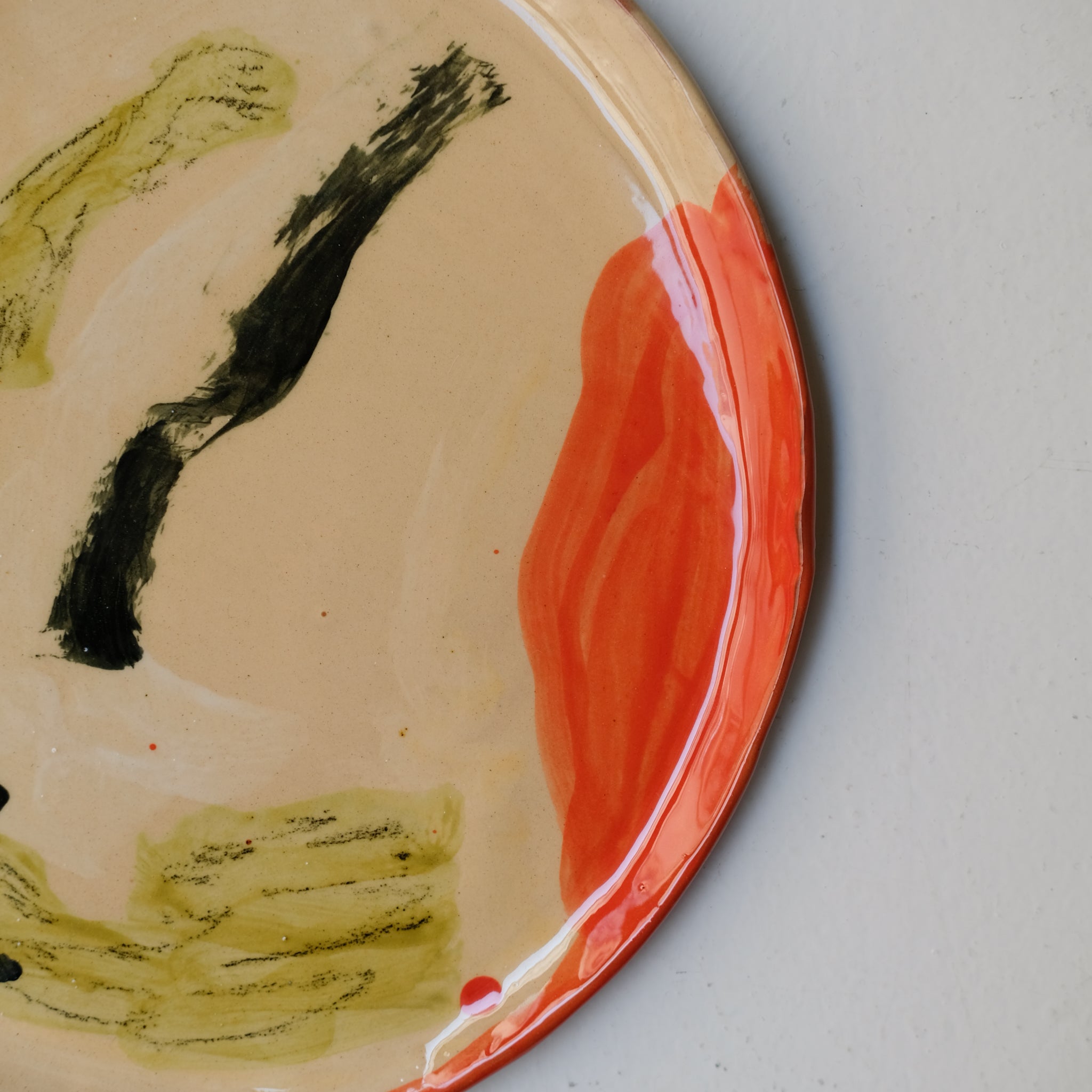 Assiette SP26HB35 en faïence rouge D 25cm - Multicolore d'Héloise Bariol chez Brutal Ceramics