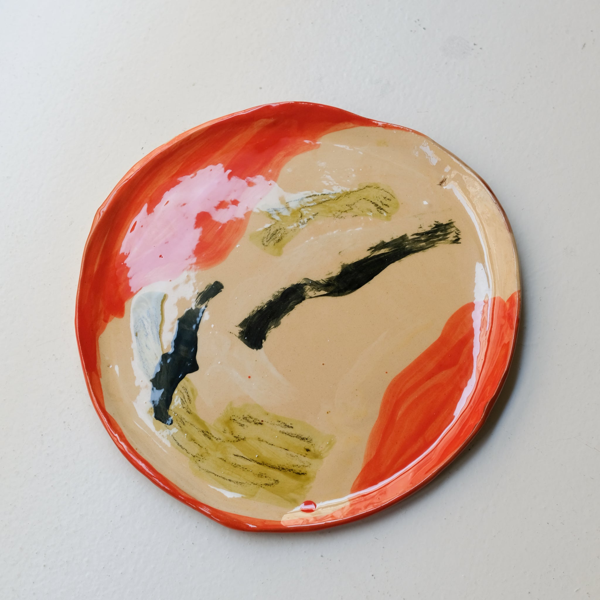 Assiette SP26HB35 en faïence rouge D 25cm - Multicolore d'Héloise Bariol chez Brutal Ceramics