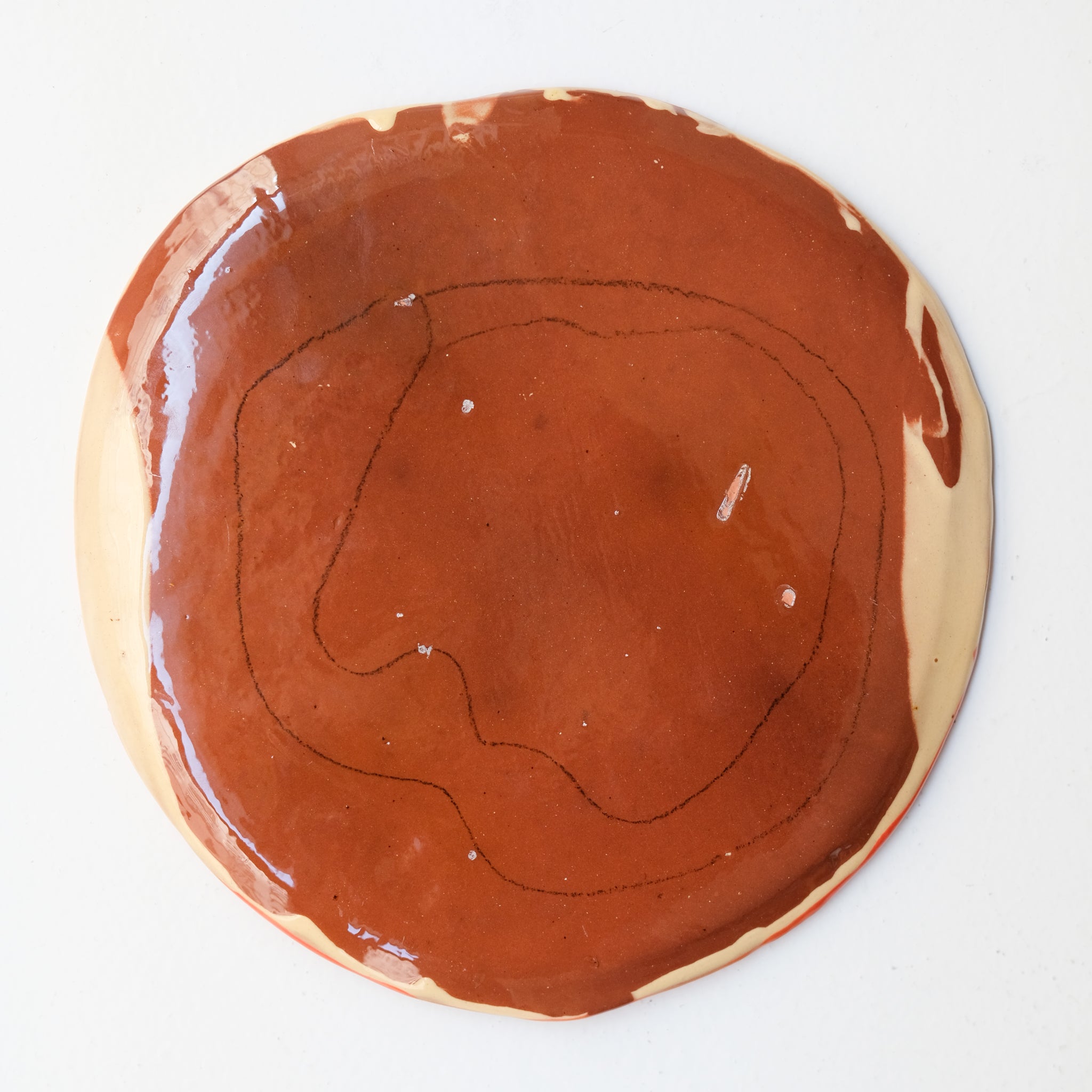 Assiette SP26HB35 en faïence rouge D 25cm - Multicolore d'Héloise Bariol chez Brutal Ceramics