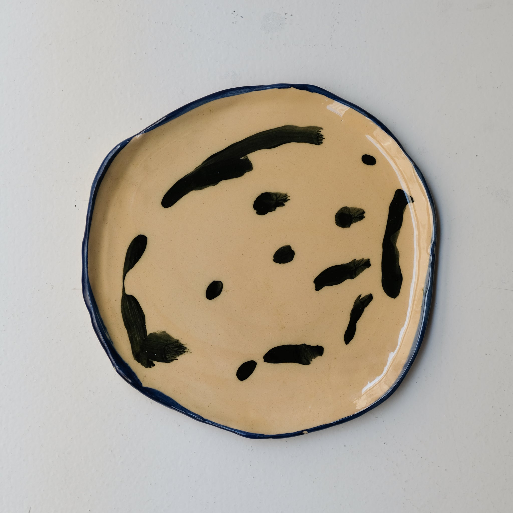 Assiette SP26HB37 en faïence rouge D 25cm - Multicolore d'Héloise Bariol chez Brutal Ceramics