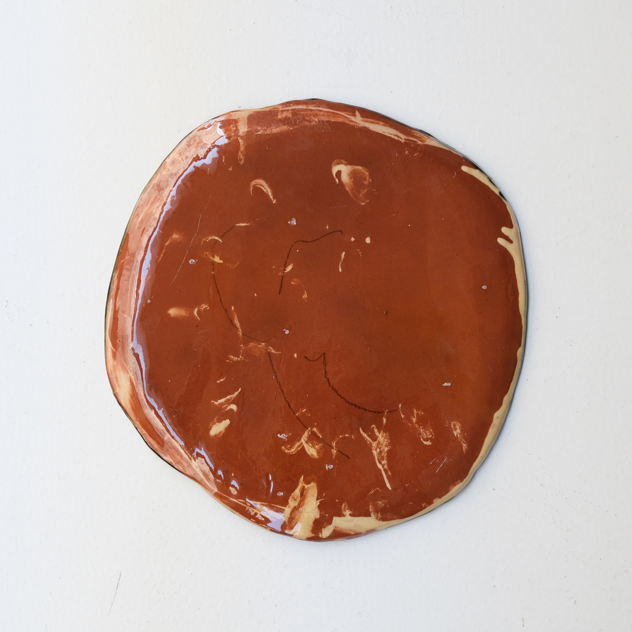 Assiette SP26HB38 en faïence rouge D 25cm - Multicolore d'Héloise Bariol chez Brutal Ceramics