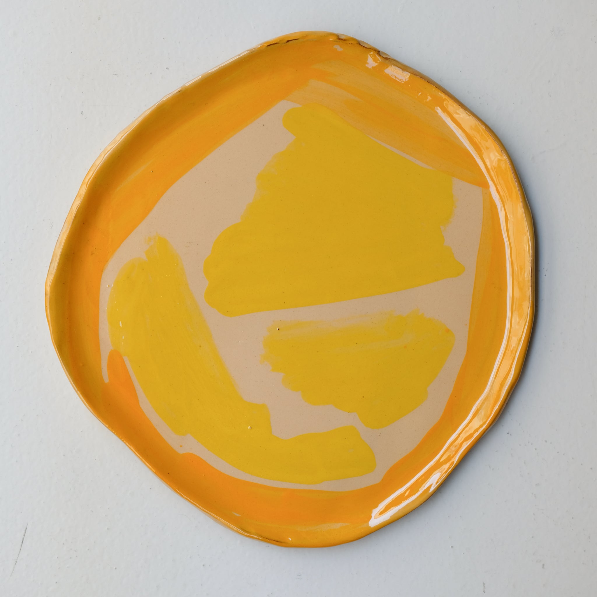 Assiette SP26HB43 en faïence rouge D 25cm - Multicolore d'Héloise Bariol chez Brutal Ceramics