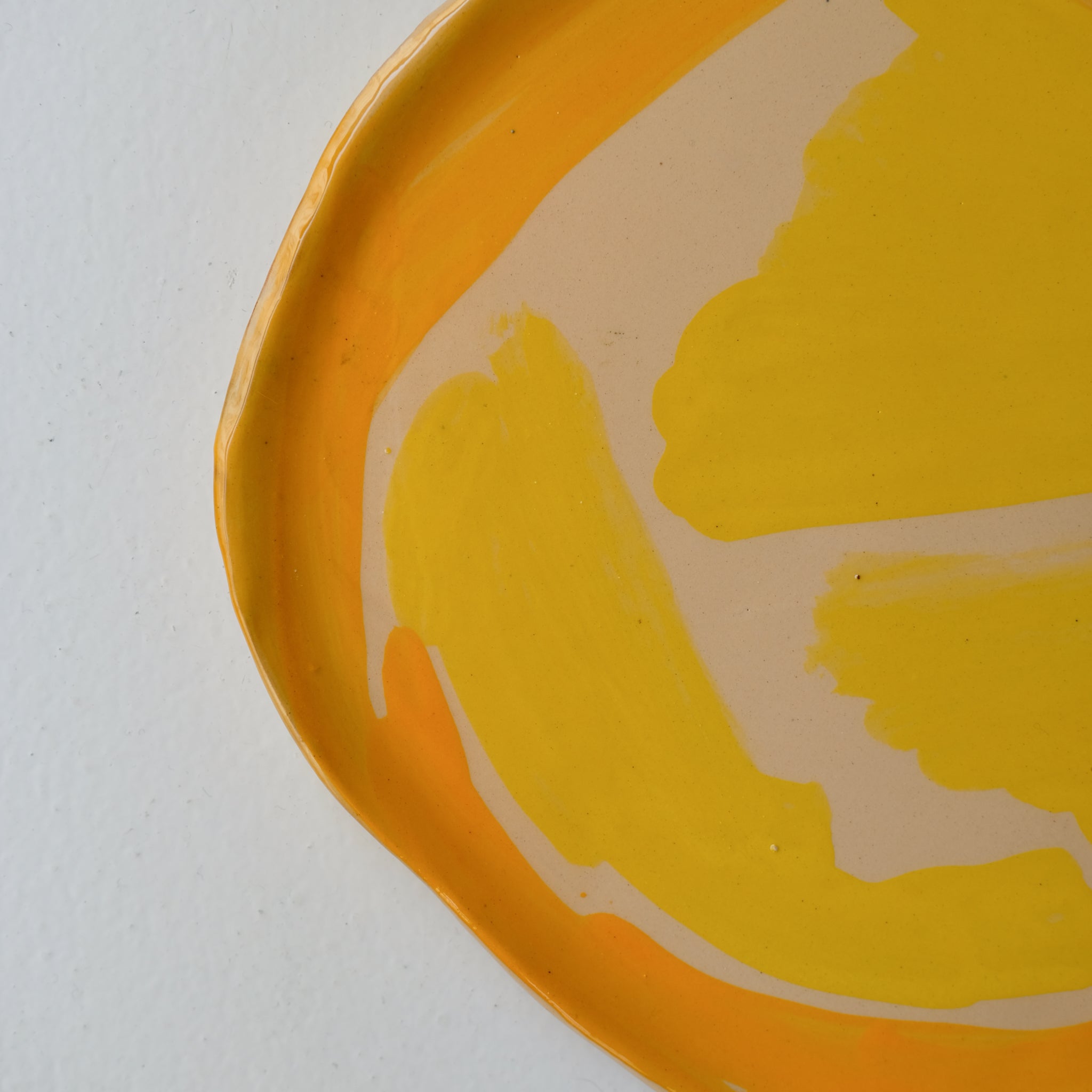 Assiette SP26HB43 en faïence rouge D 25cm - Multicolore d'Héloise Bariol chez Brutal Ceramics