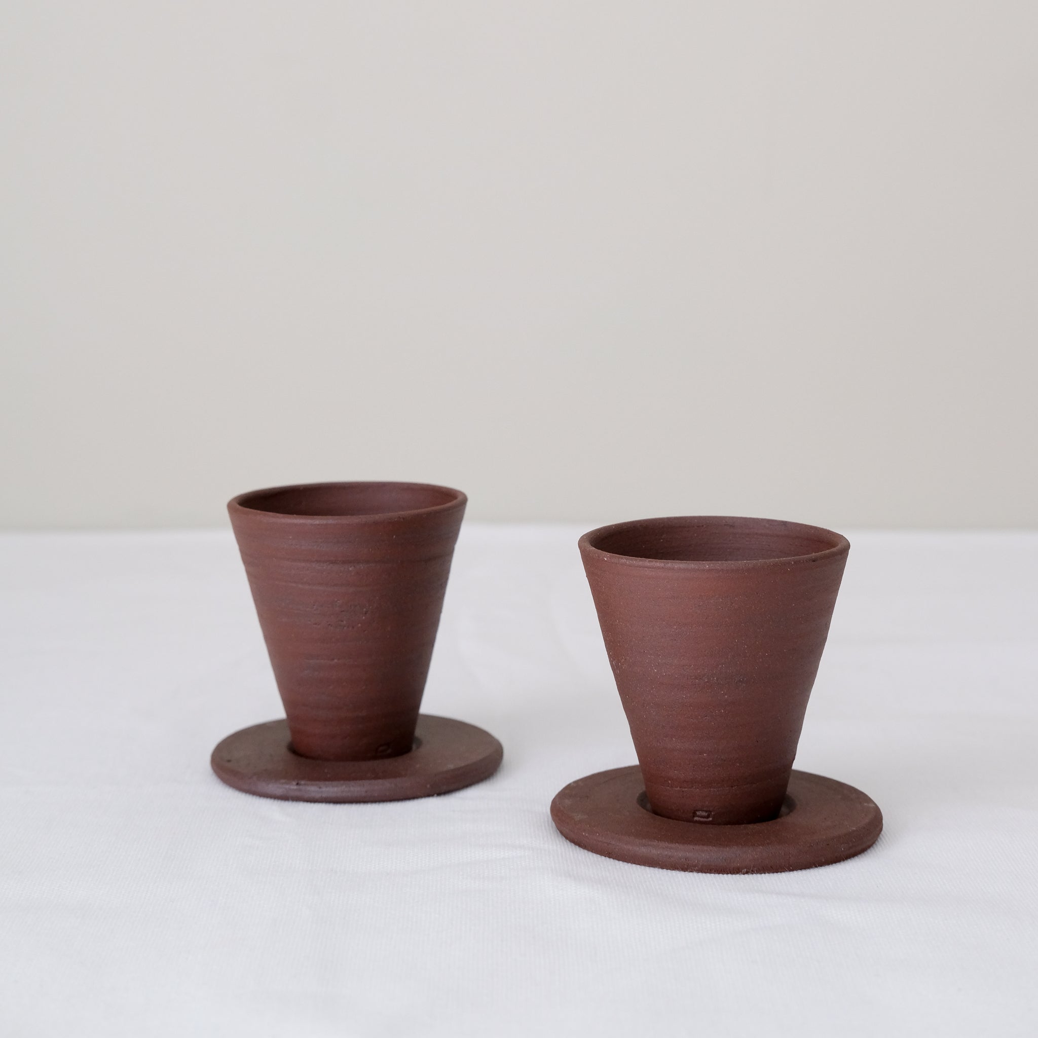 Set soucoupe et tasse en argile recoltée 60ml - rouge foncé mat de Louise Traon chez Brutal Ceramics