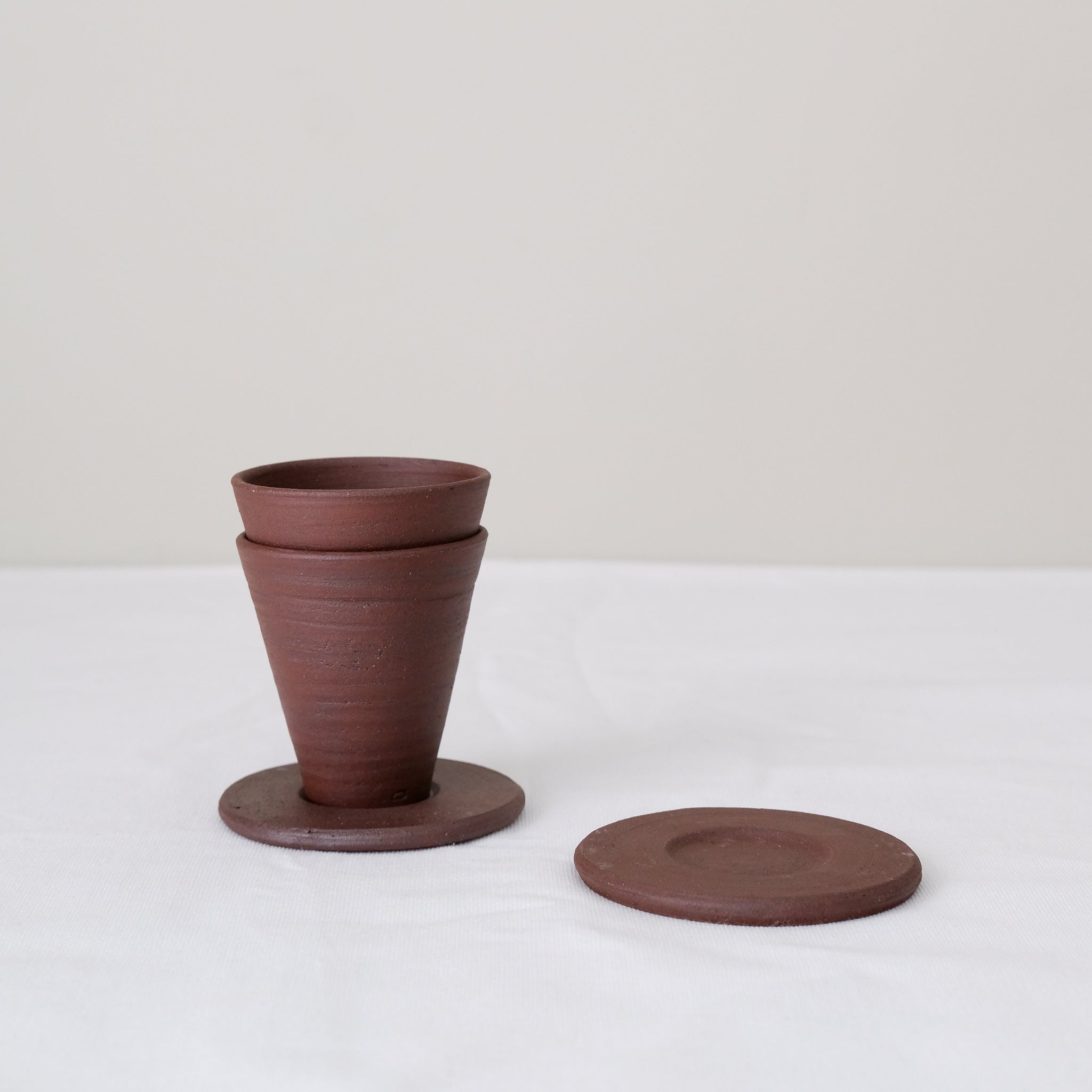 Set soucoupe et tasse en argile recoltée 60ml - rouge foncé mat de Louise Traon chez Brutal Ceramics