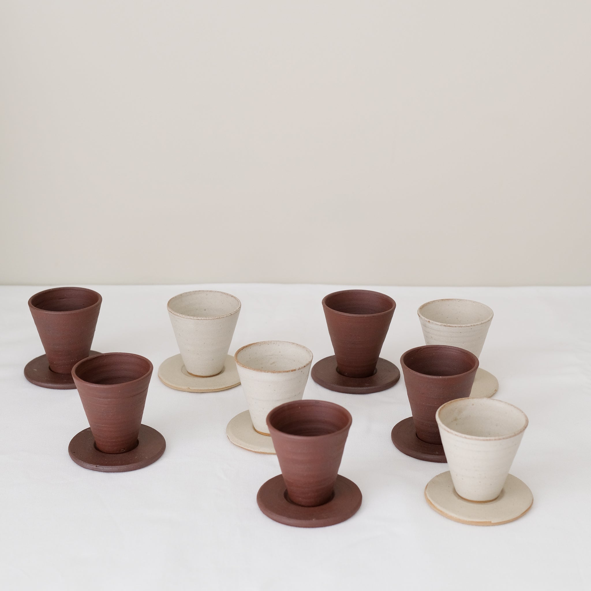 Set soucoupe et tasse en grès blanc 60ml - blanc beige de Louise Traon chez Brutal Ceramics