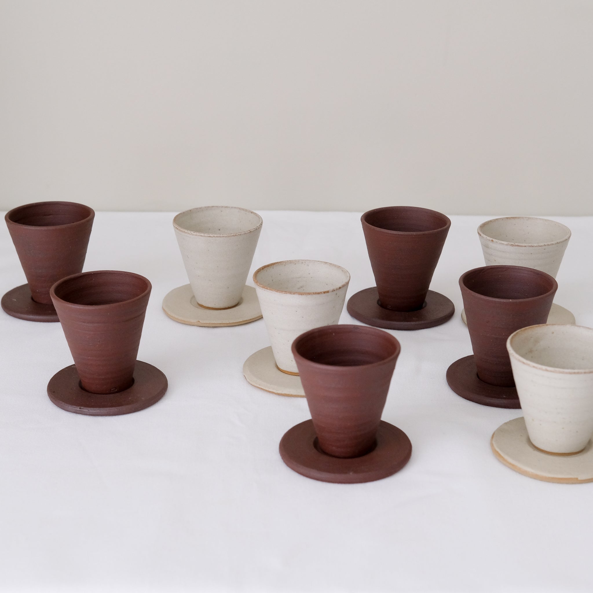 Set soucoupe et tasse en argile recoltée 60ml - rouge foncé mat de Louise Traon chez Brutal Ceramics
