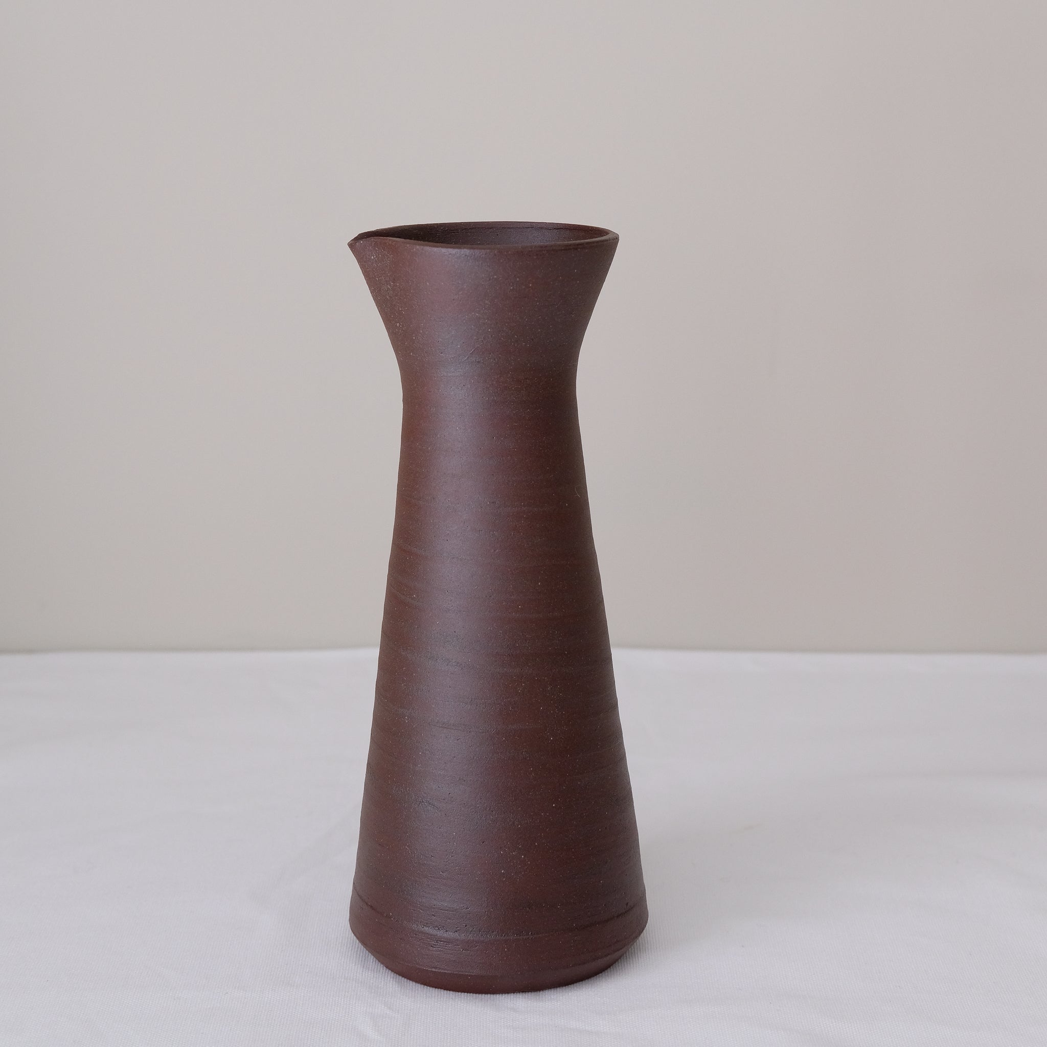 Pichet en argile recoltée 530ml - rouge foncé mat de Louise Traon chez Brutal Ceramics
