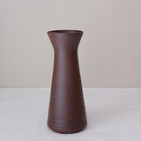 Pichet en argile recoltée 530ml - rouge foncé mat de Louise Traon chez Brutal Ceramics