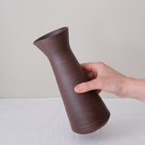 Pichet en argile recoltée 530ml - rouge foncé mat de Louise Traon chez Brutal Ceramics