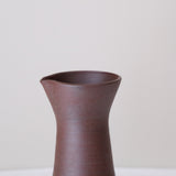 Pichet en argile recoltée 530ml - rouge foncé mat de Louise Traon chez Brutal Ceramics