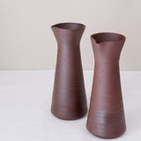 Pichet en argile recoltée 530ml - rouge foncé mat de Louise Traon chez Brutal Ceramics