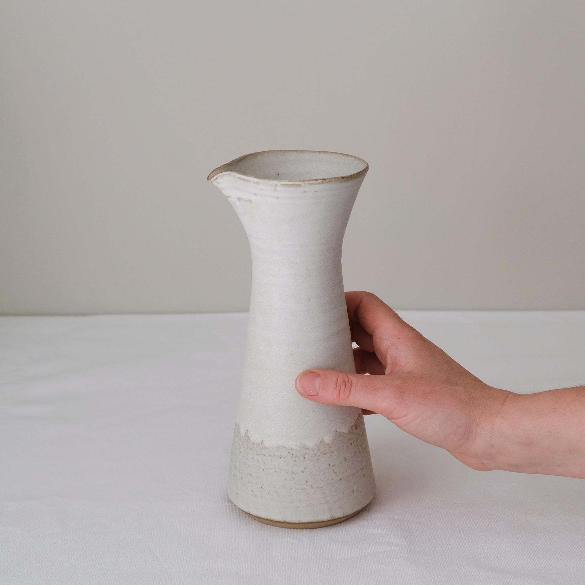 Pichet en grès blanc 530ml - blanc beige de Louise Traon chez Brutal Ceramics