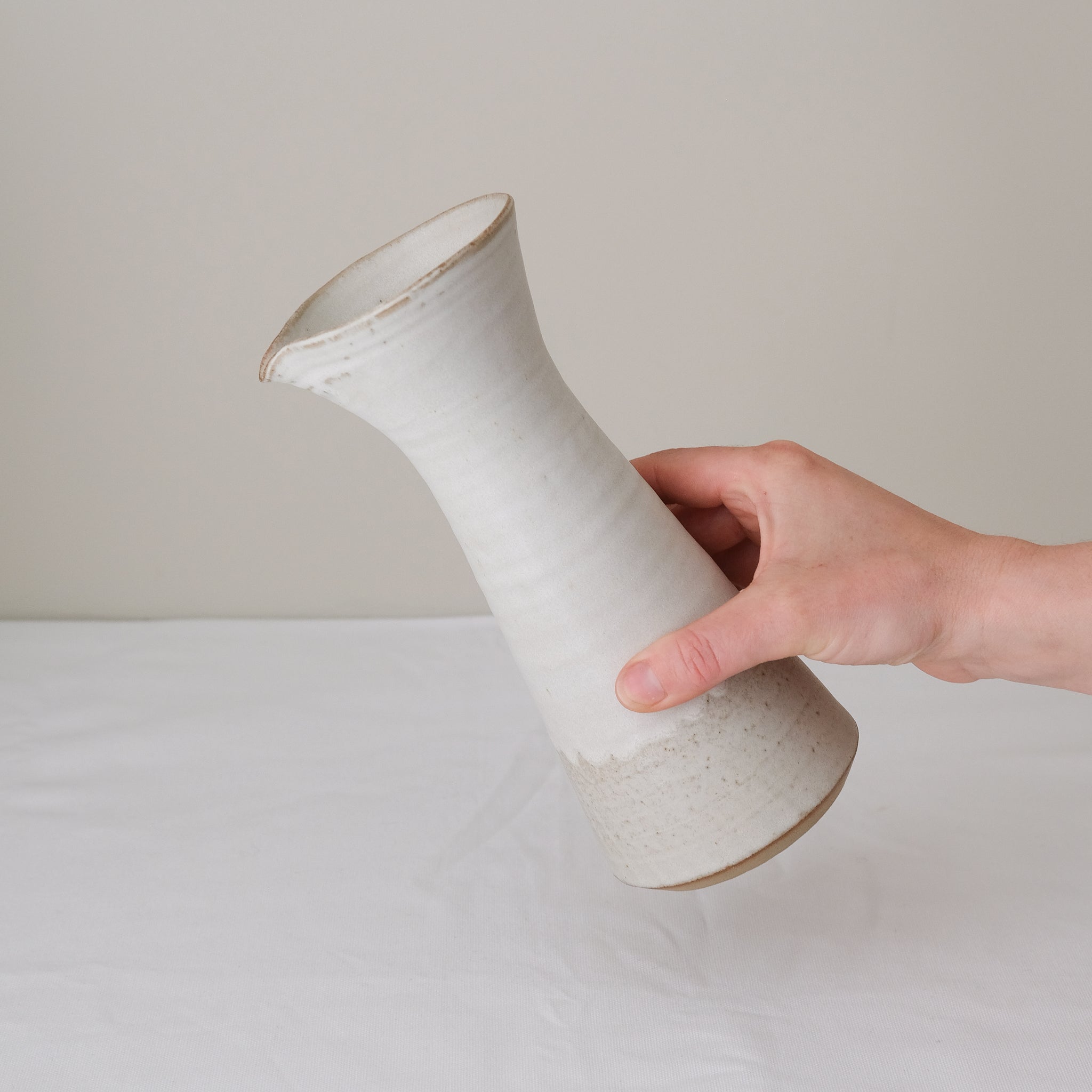 Pichet en grès blanc 530ml - blanc beige de Louise Traon chez Brutal Ceramics