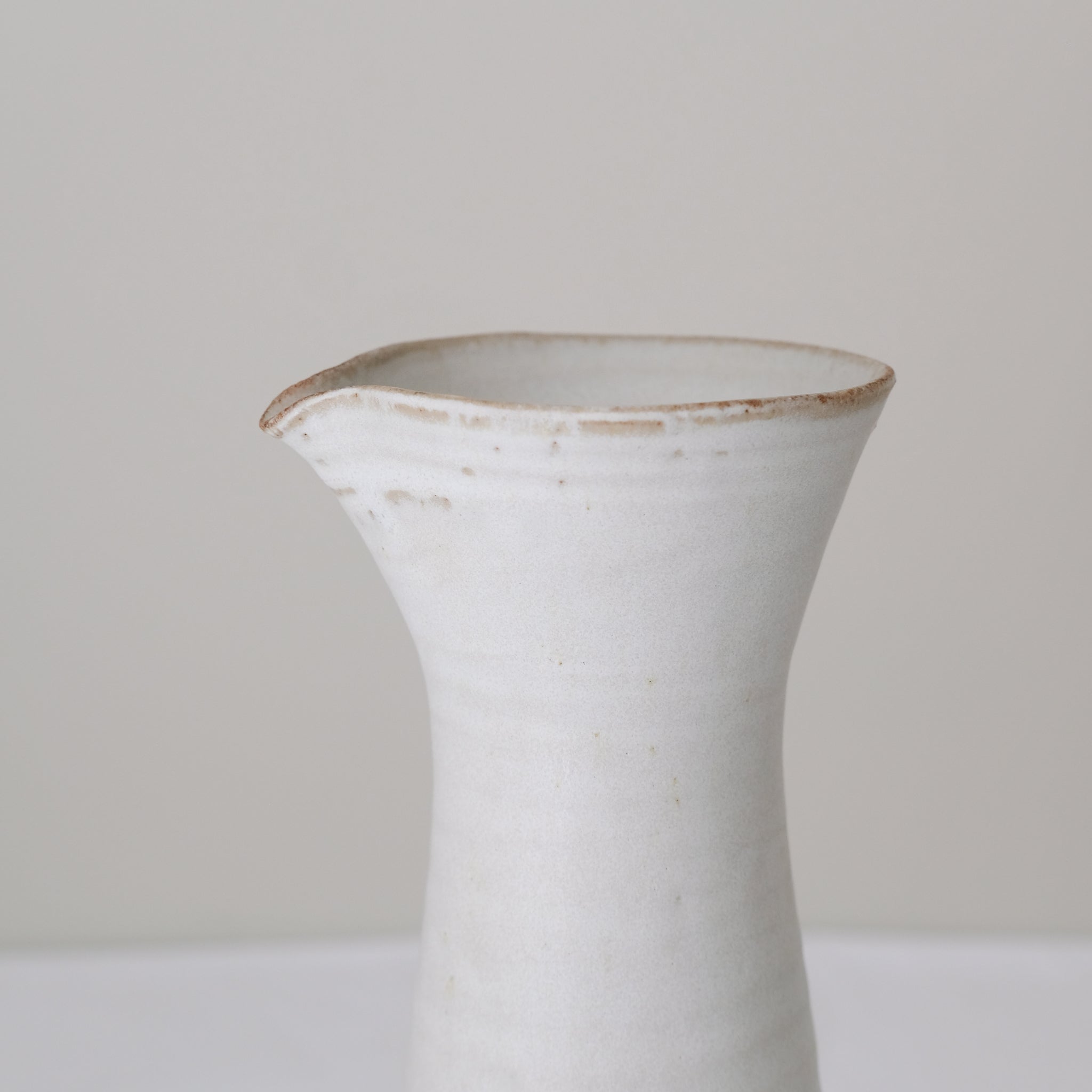 Pichet en grès blanc 530ml - blanc beige de Louise Traon chez Brutal Ceramics