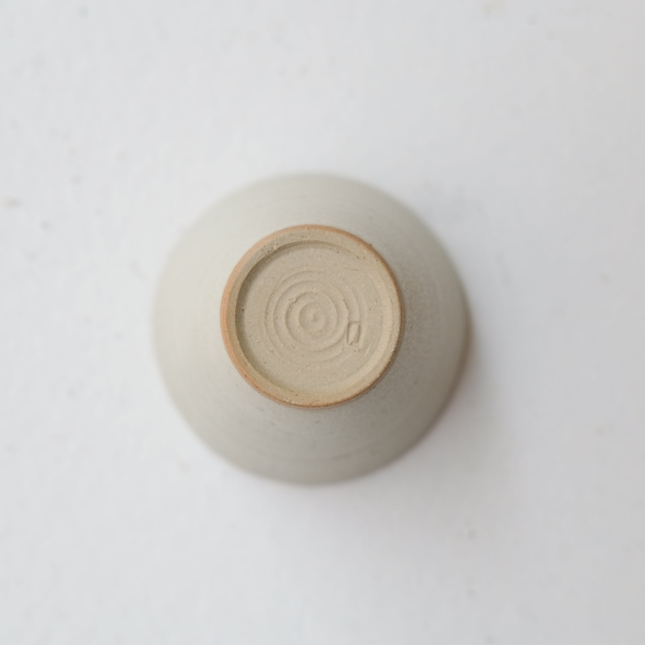 Set soucoupe et tasse en grès blanc 60ml - blanc beige de Louise Traon chez Brutal Ceramics