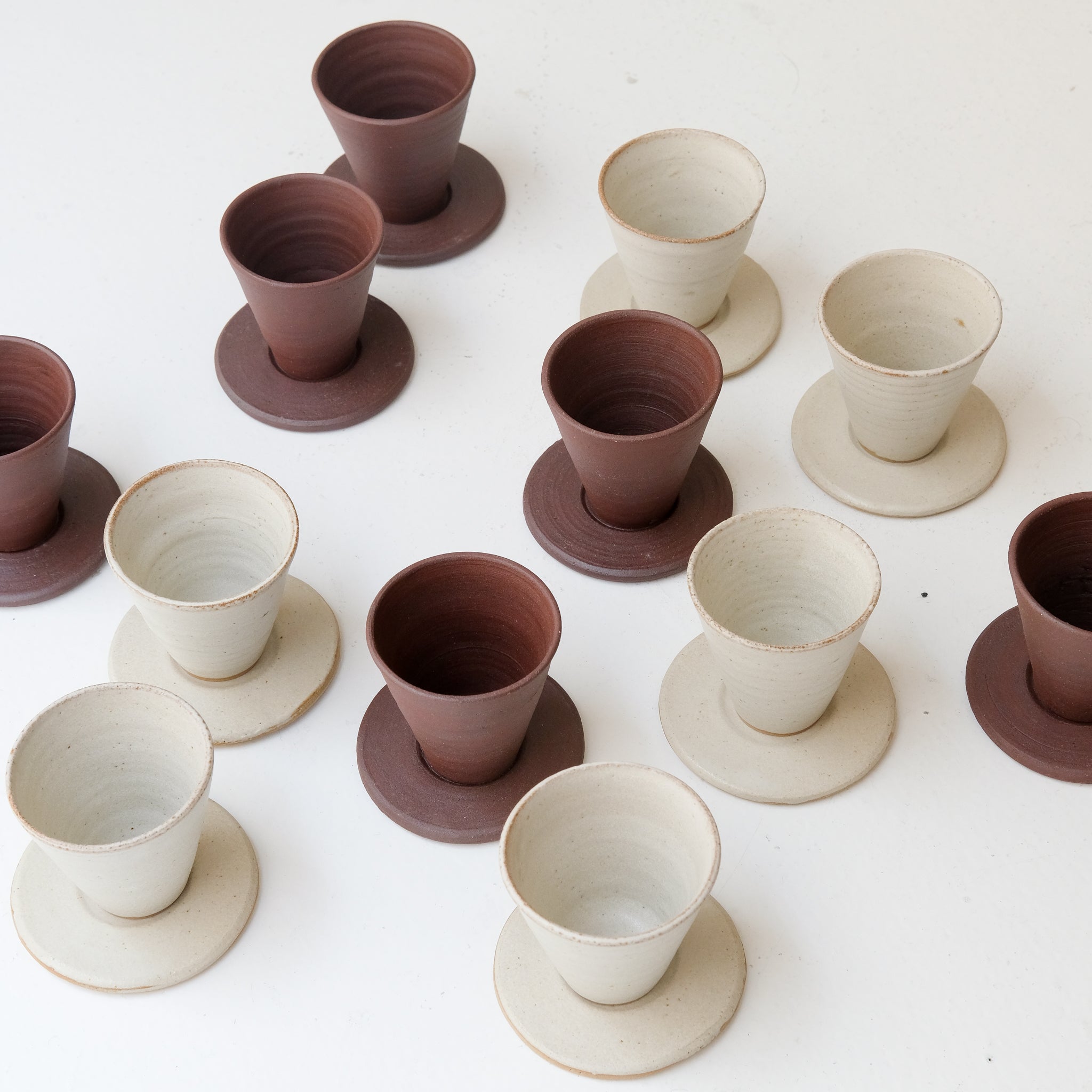 Set soucoupe et tasse en grès blanc 60ml - blanc beige de Louise Traon chez Brutal Ceramics
