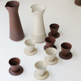 Pichet en argile recoltée 530ml - rouge foncé mat de Louise Traon chez Brutal Ceramics