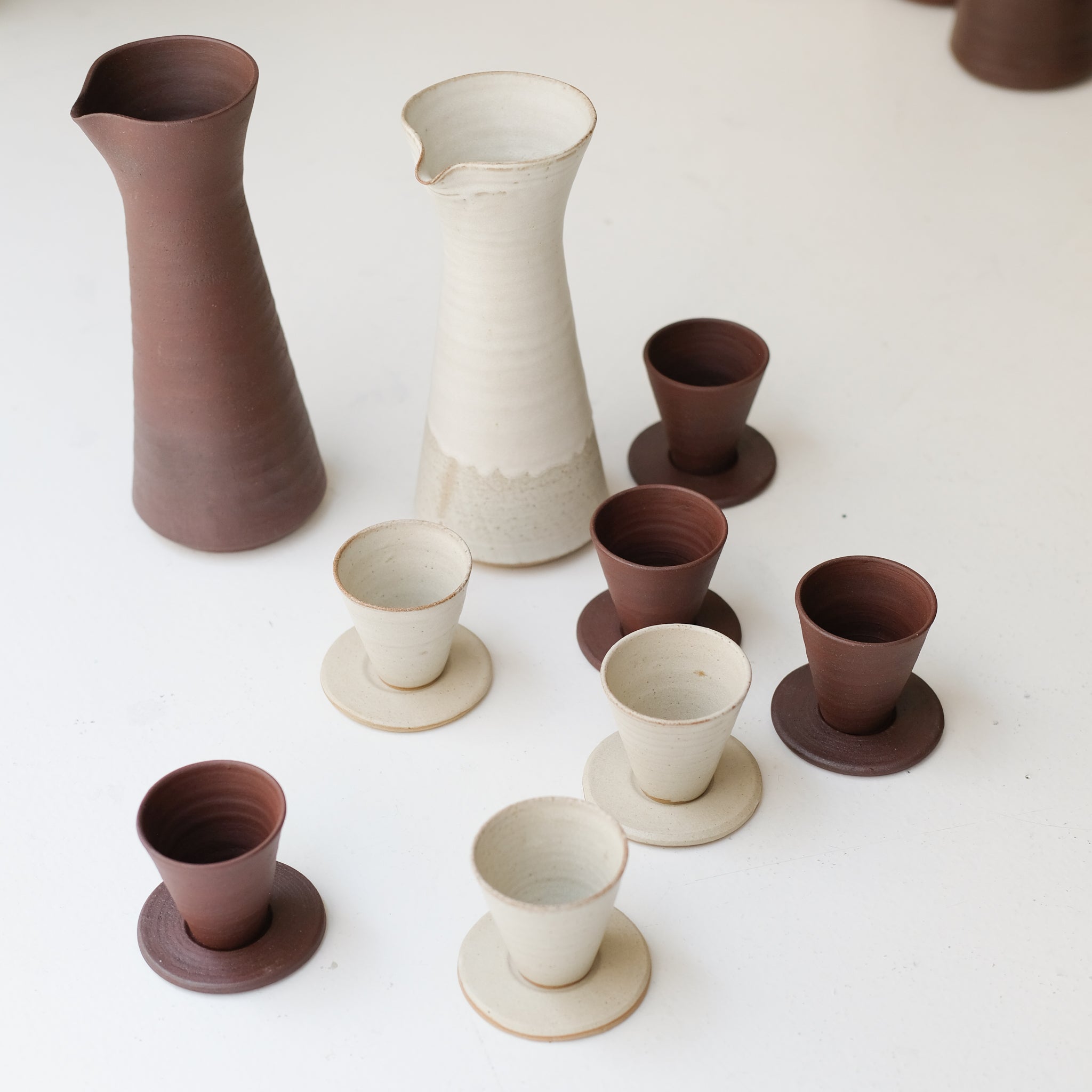 Pichet en grès blanc 530ml - blanc beige de Louise Traon chez Brutal Ceramics