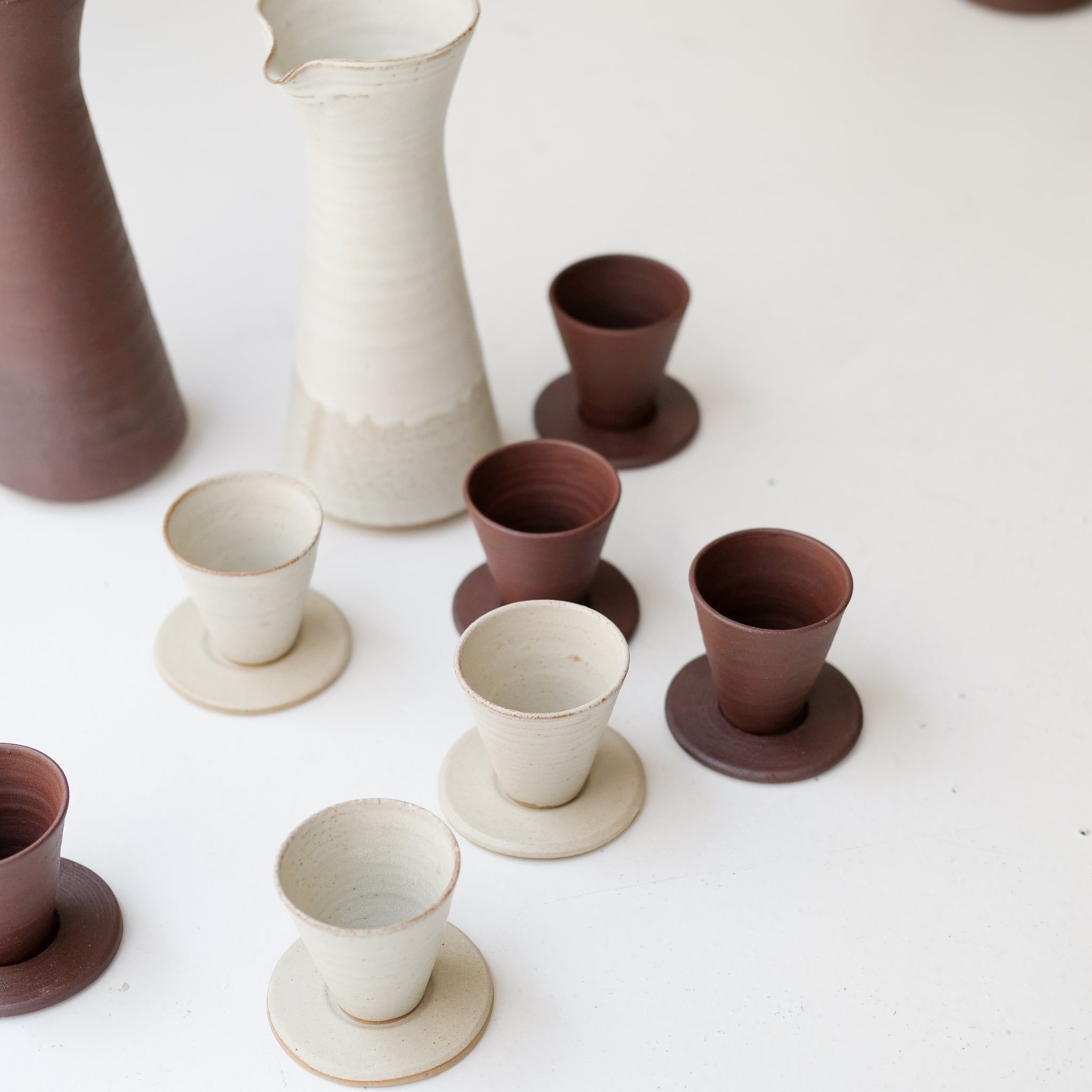 Set soucoupe et tasse en grès blanc 60ml - blanc beige de Louise Traon chez Brutal Ceramics