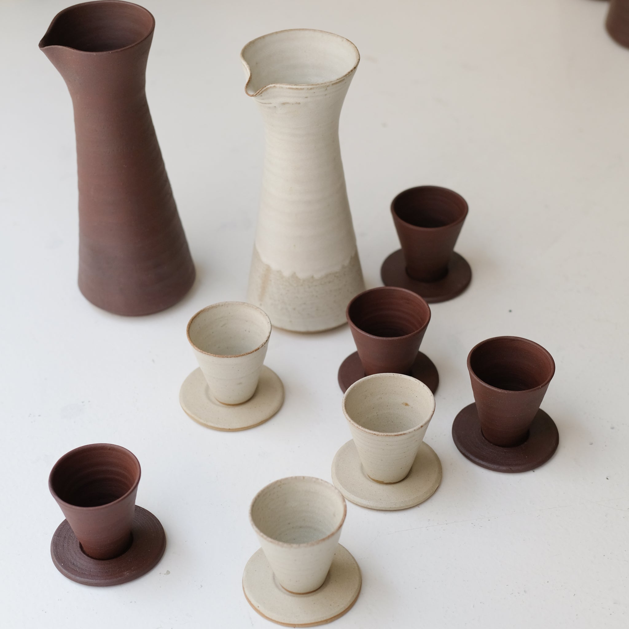 Set soucoupe et tasse en argile recoltée 60ml - rouge foncé mat de Louise Traon chez Brutal Ceramics
