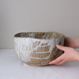 Coupe en terre recoltée D 28cm - vert blanc de Nathalie Réocreux chez Brutal Ceramics
