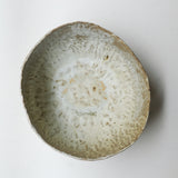 Coupe en terre recoltée D 28cm - vert blanc de Nathalie Réocreux chez Brutal Ceramics