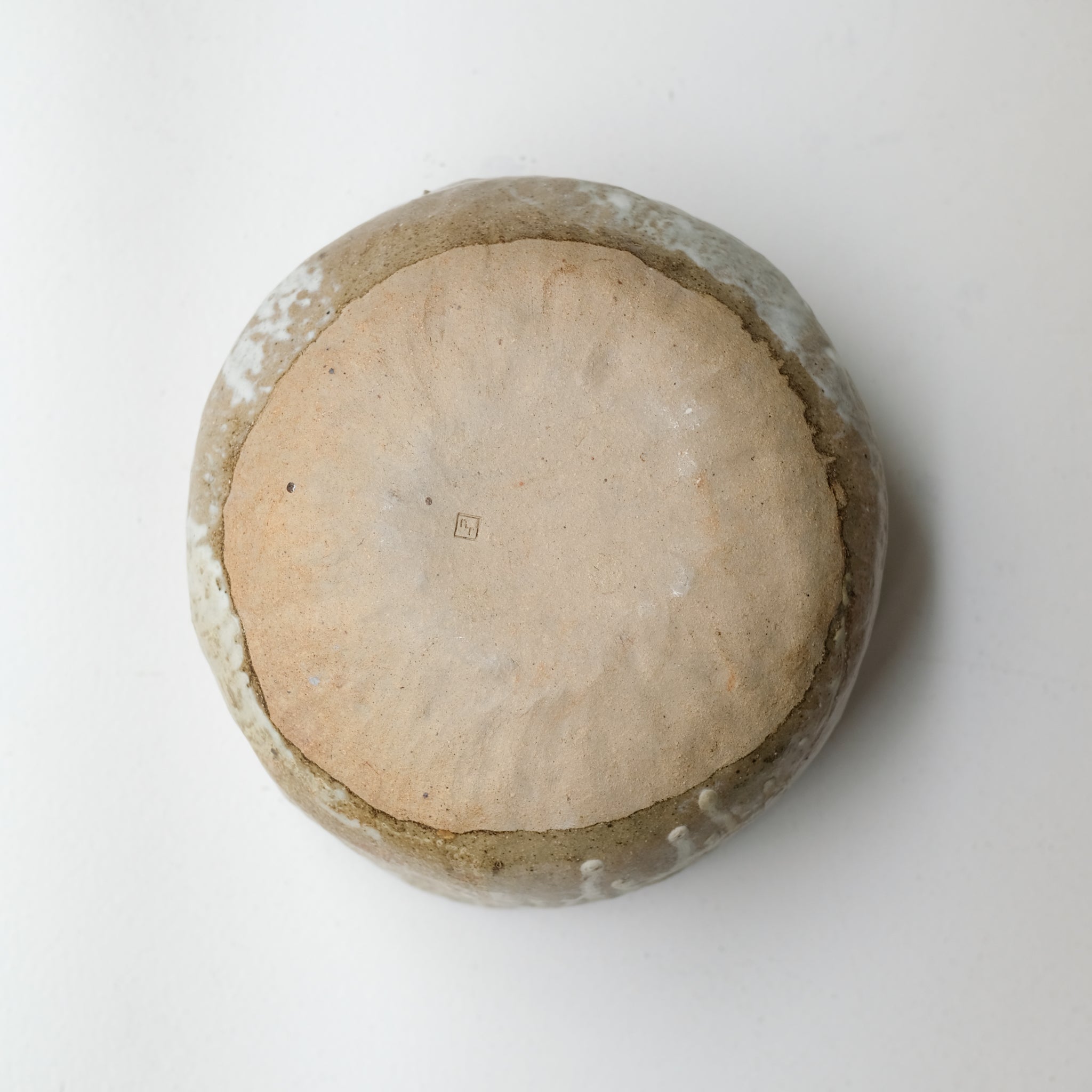 Coupe en terre recoltée D 28cm - vert blanc de Nathalie Réocreux chez Brutal Ceramics