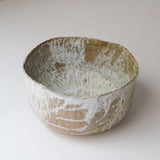 Coupe en terre recoltée D 28cm - vert blanc de Nathalie Réocreux chez Brutal Ceramics