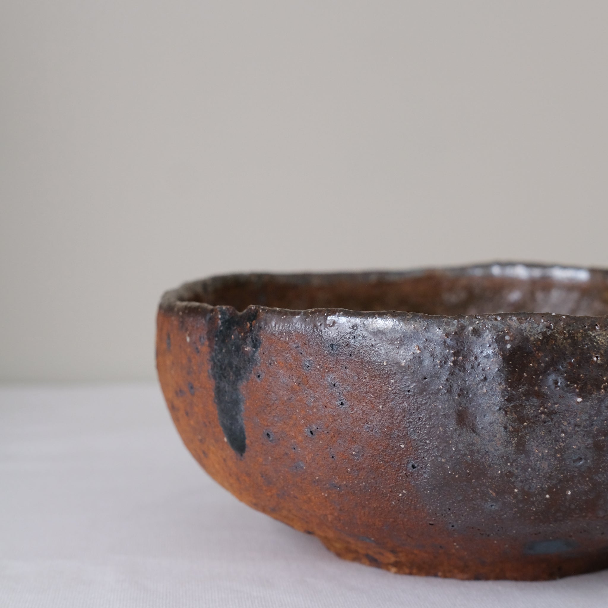 Petit saladier en terre recoltée D 20cm - brun irisé de Nathalie Reocreux chez Brutal Ceramics