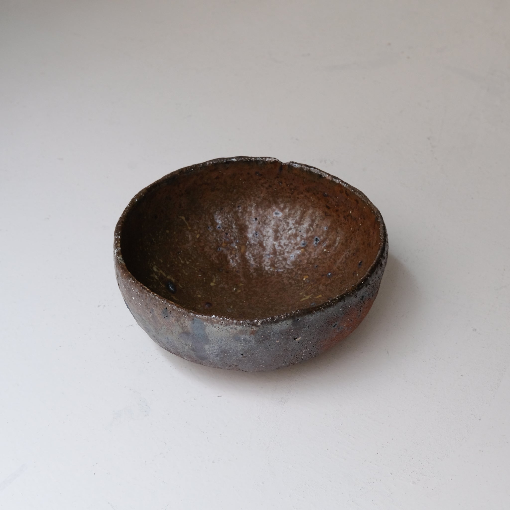 Petit saladier en terre recoltée D 20cm - brun irisé de Nathalie Reocreux chez Brutal Ceramics
