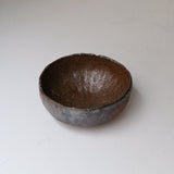 Petit saladier en terre recoltée D 20cm - brun irisé de Nathalie Reocreux chez Brutal Ceramics