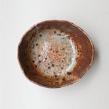 Petit saladier en terre recoltée D 20cm cuisson feu - rouge orangé tacheté de Nathalie Reocreux chez Brutal Ceramics