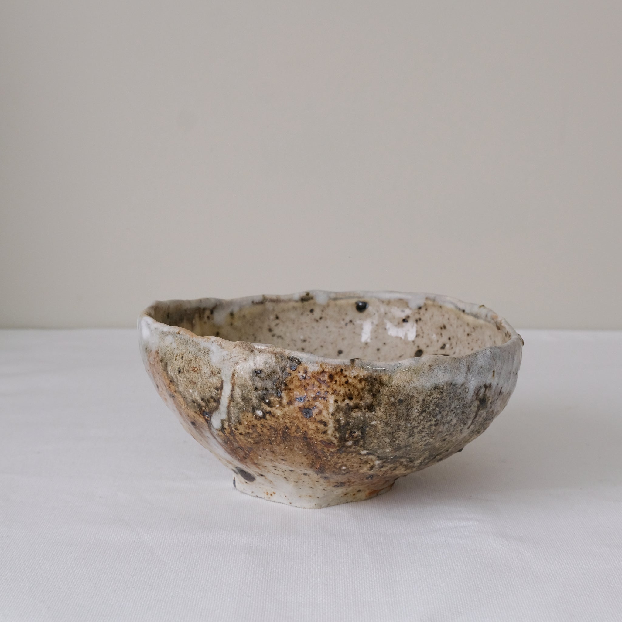 Bol en terre recoltée D 16cm cuisson feu - blanc beige texturé de Nathalie Reocreux chez Brutal Ceramics