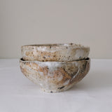 Bol en terre recoltée D 16cm cuisson feu - blanc beige texturé de Nathalie Reocreux chez Brutal Ceramics