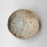 Bol en terre recoltée D 16cm cuisson feu - blanc beige texturé de Nathalie Reocreux chez Brutal Ceramics