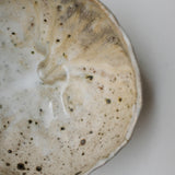 Bol en terre recoltée D 16cm cuisson feu - blanc beige texturé de Nathalie Reocreux chez Brutal Ceramics