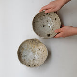 Bol en terre recoltée D 16cm cuisson feu - blanc beige texturé de Nathalie Reocreux chez Brutal Ceramics