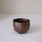Tasse en terre recoltée 200ml - brun de Nathalie Reocreux chez Brutal Ceramics