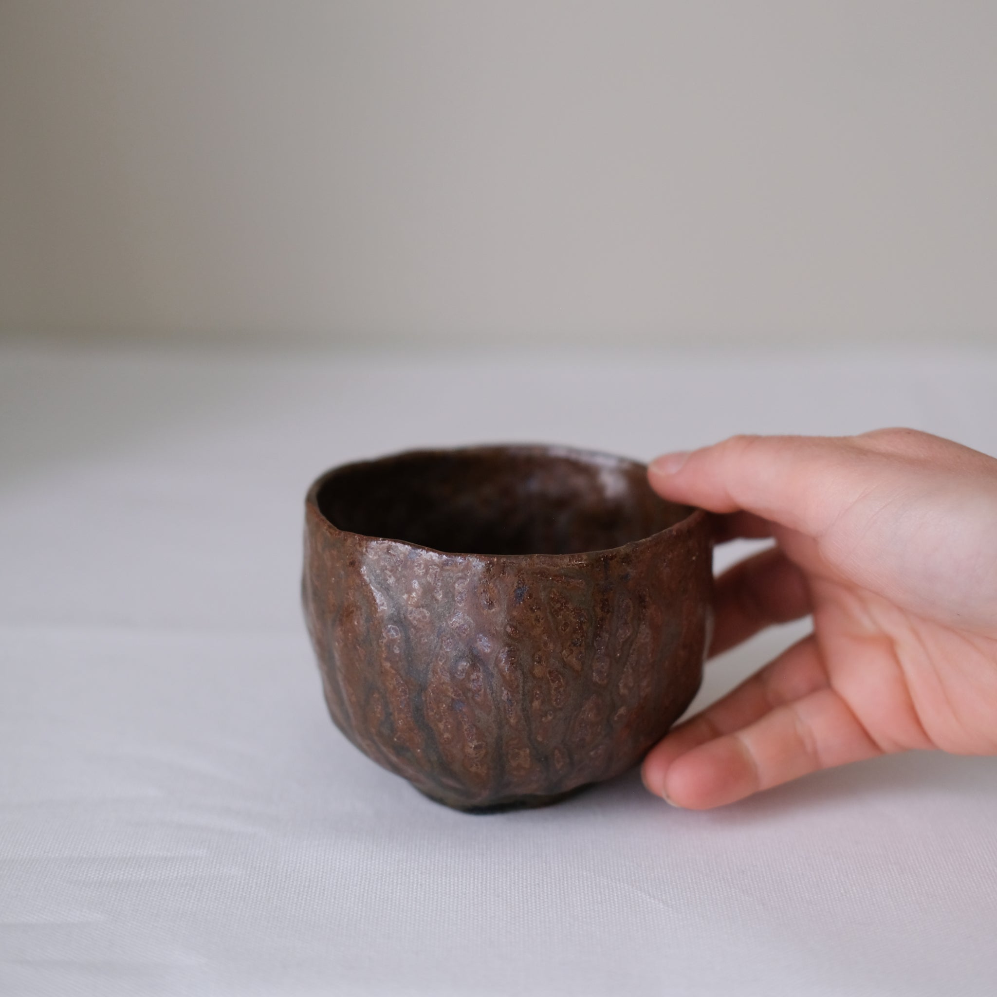 Tasse en terre recoltée 200ml - brun de Nathalie Reocreux chez Brutal Ceramics