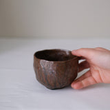 Tasse en terre recoltée 200ml - brun de Nathalie Reocreux chez Brutal Ceramics