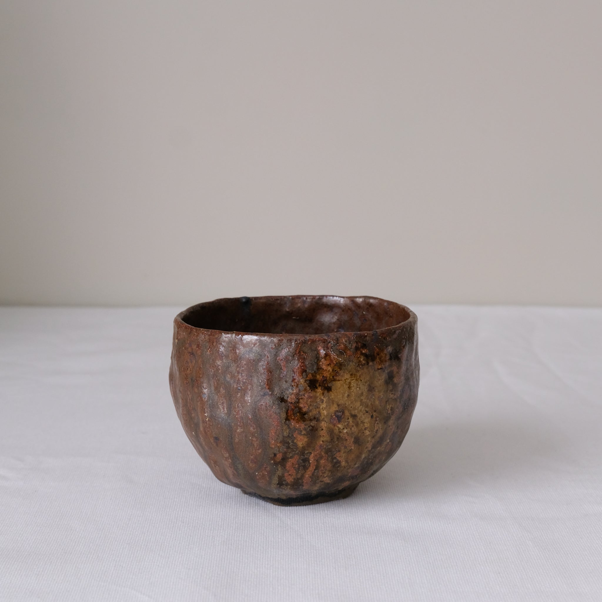 Tasse en terre recoltée 200ml - brun de Nathalie Reocreux chez Brutal Ceramics