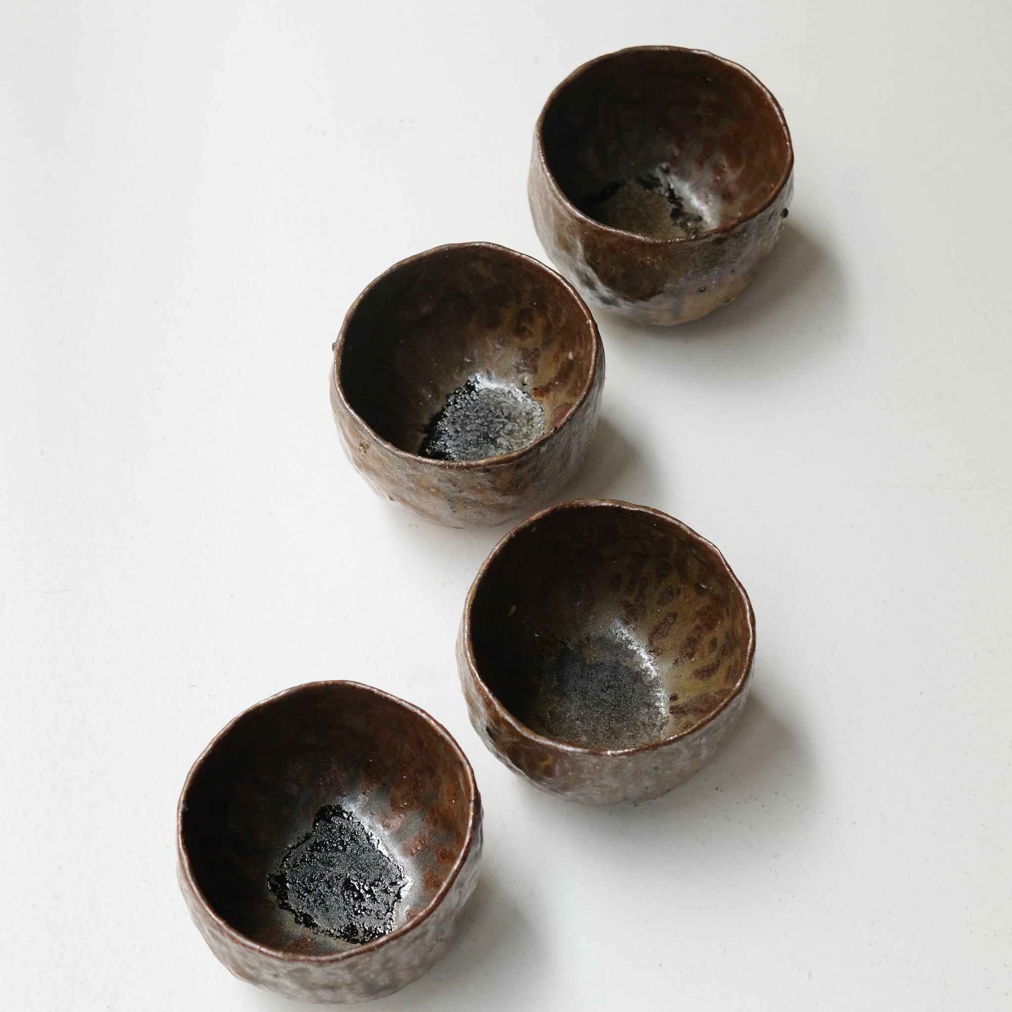 Tasse en terre recoltée 200ml - brun de Nathalie Reocreux chez Brutal Ceramics