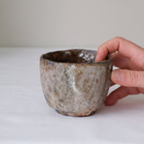 Tasse en terre recoltée 150ml cuisson feu - rose brun de Nathalie Reocreux chez Brutal Ceramics