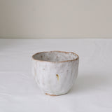 Tasse en terre recoltée 150ml - blanc mat de Nathalie Reocreux chez Brutal Ceramics